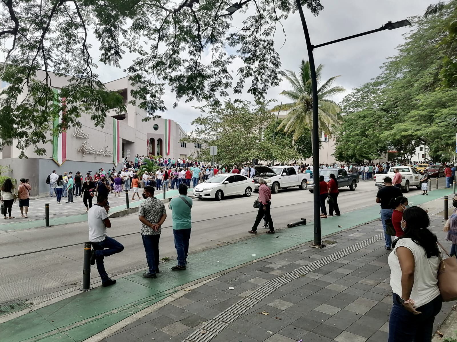 Grupos inconformes retienen por nueve horas a diputados de Colima