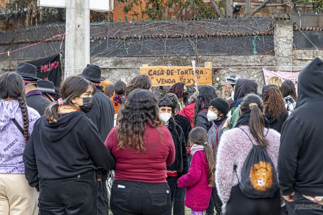 Feministas denuncian retiro de letrero instalado para identificar ex casa de tortura «La Venda Sexy»