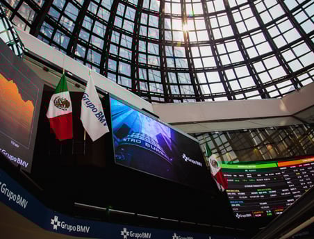 Sacudida por la insolvencia del gigante inmobiliario Evergrande, BMV se desploma 1.46%