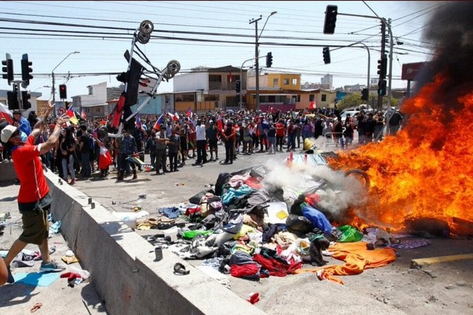 Odio y violencia al estilo Pinochet: Lo que dejó la marcha xenófoba contra migrantes venezolanos en Chile