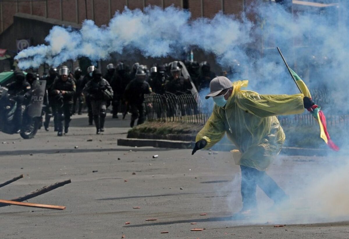 Cinco vehículos quemados e infraestructura policial destruida dejó conflicto cocalero en Bolivia