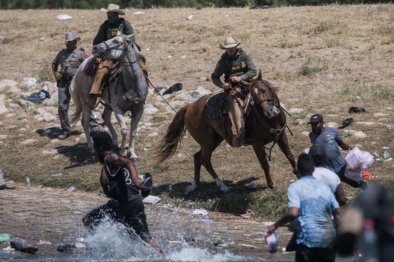 Polémica: Agentes de EE.UU. cazan a migrantes haitianos como en el “lejano oeste” para deportarlos