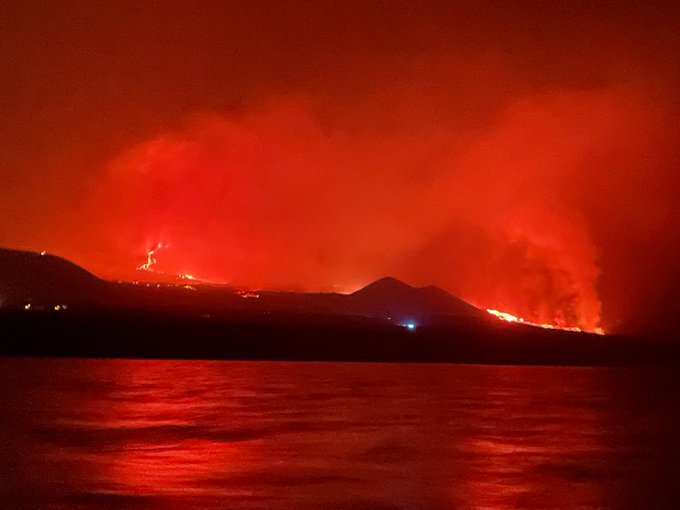 «Explosiones y gases nocivos»: lava del volcán Cumbre Vieja alcanza el mar