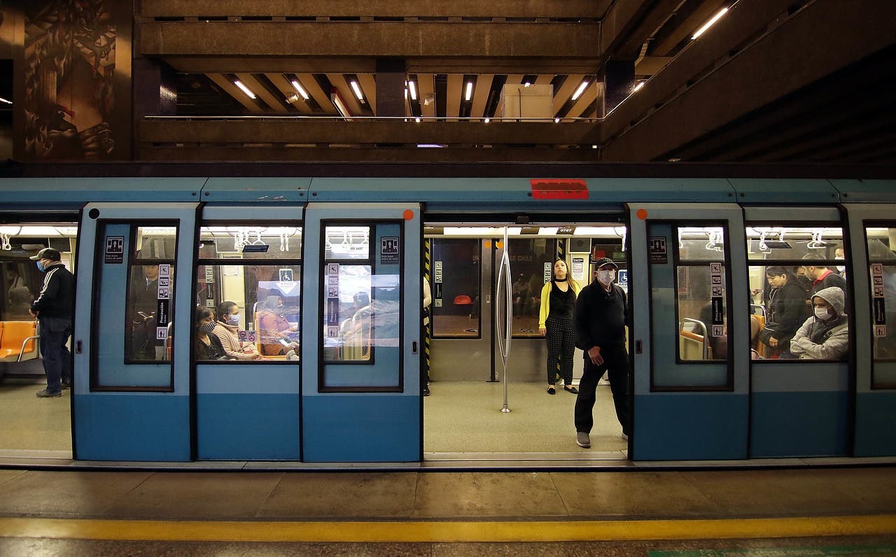 «No resuelve el problema de fondo»: Habilitación de vagones exclusivos para mujeres en el Metro no convence al ministro de Transportes