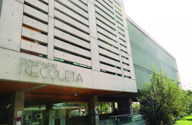 Municipalidad de Recoleta demandó a Ripley por más de $1.800 millones debido a incumplimiento en pago de patentes comerciales