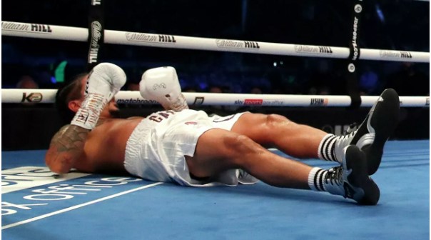 (Video) Boxeador dominicano convulsiona en pleno ring tras ser noqueado