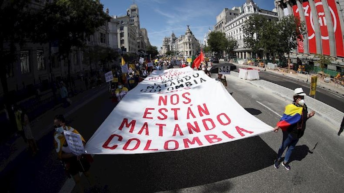 (Videos) Se registran protestas en Madrid por la visita del presidente de Colombia