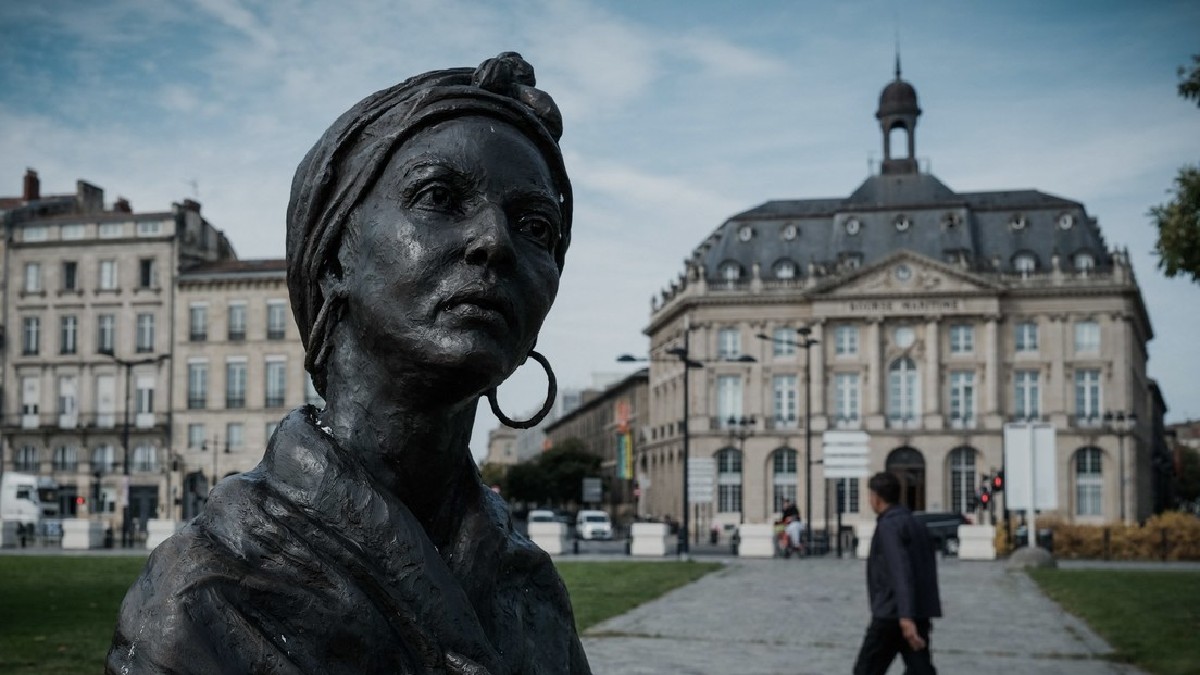 (Fotos) Francia: Racistas blanquean monumento a las víctimas de la esclavitud en Burdeos