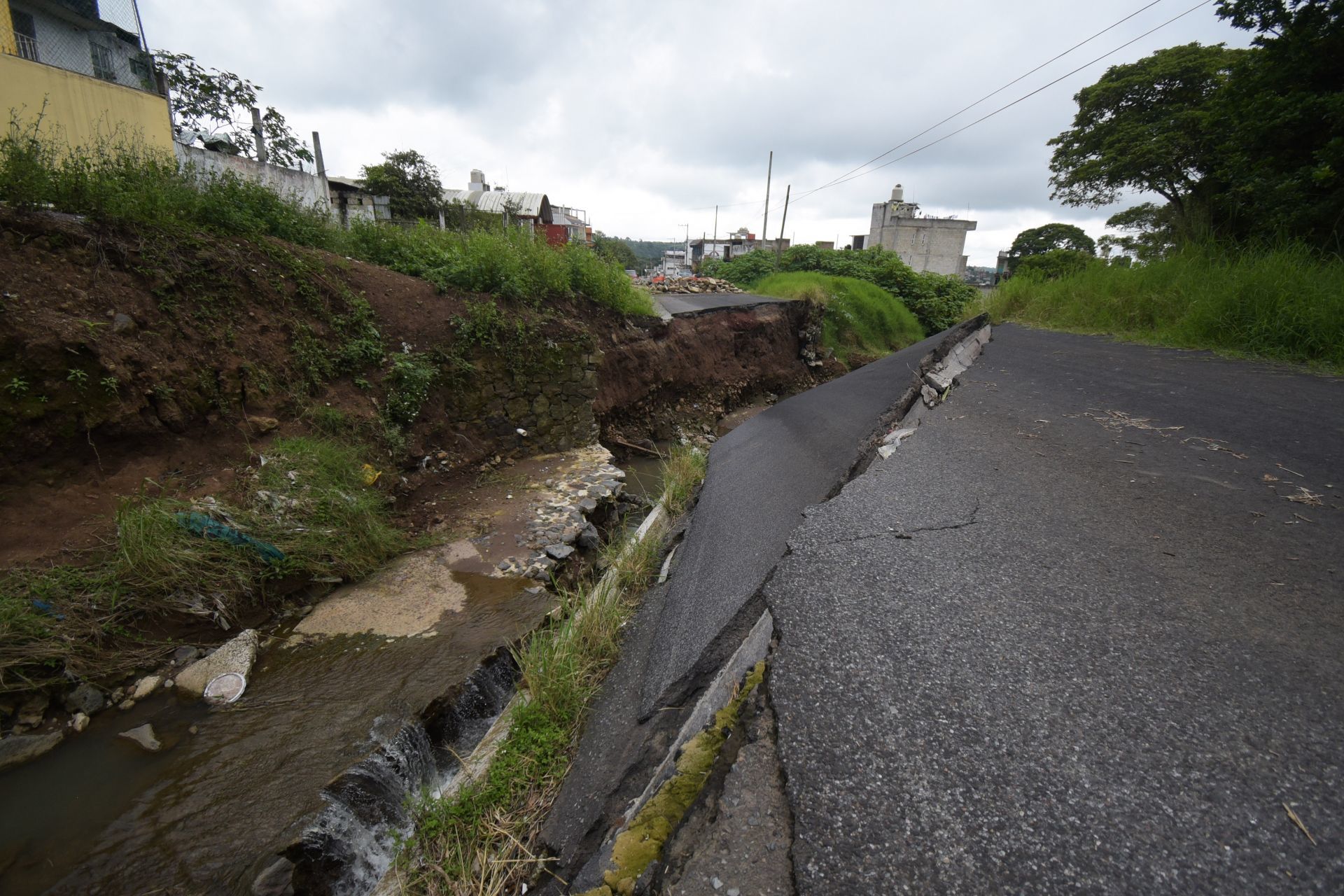 XALAPA, VERACRUZ, 06SEPTIEMBRE2021.- La vialidad en la carretera Xalapa-El Castillo continúa afectada por el colapso de un puente debido al paso del huracán “Grace”. Además, habitantes en la zona afectada exponen que el gobierno estatal no ha dado ninguna solución a los daños que sufrieron sus viviendas. FOTO: YERANIA ROLÓN/CUARTOSCURO.COM