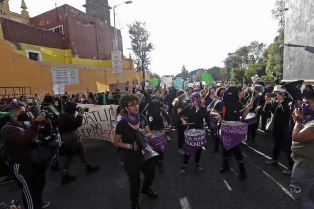 Poblanas marchan por un aborto seguro y legal en Día de Acción Global