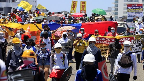 Colombianos en protesta contra la agenda neoliberal del presidente Iván Duque