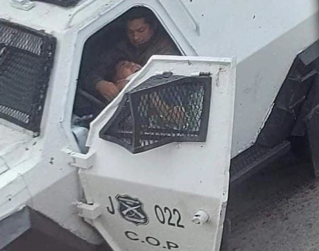 Brutal represión de Carabineros a protesta contra Parada Militar: Conductor de carro lanzagases aplicó llave de asfixia a joven manifestante