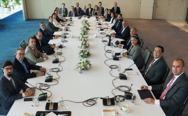 Gobierno y oposición venezolana acuerdan trabajar juntos para devolución de activos del país retenidos en el exterior
