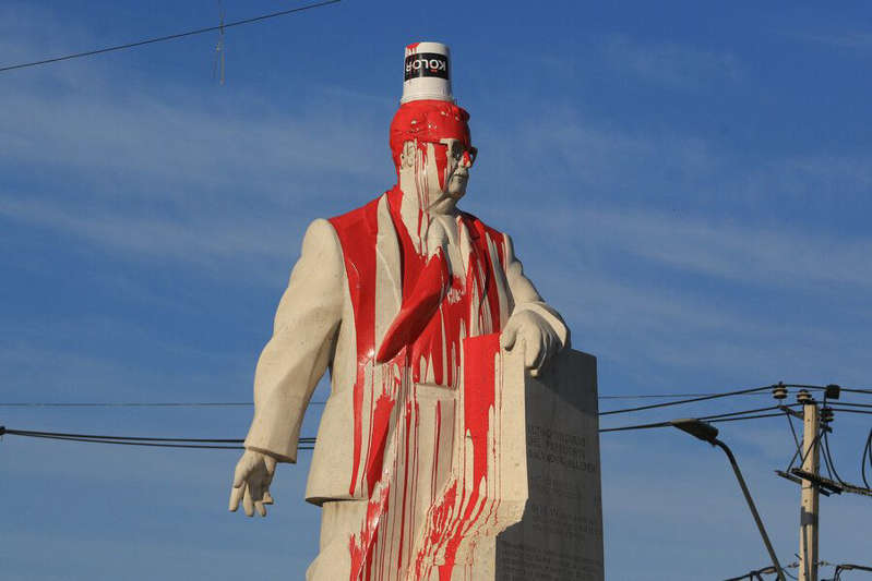 Monumento a Salvador Allende en San Joaquín fue vandalizado: Municipio anuncia querella