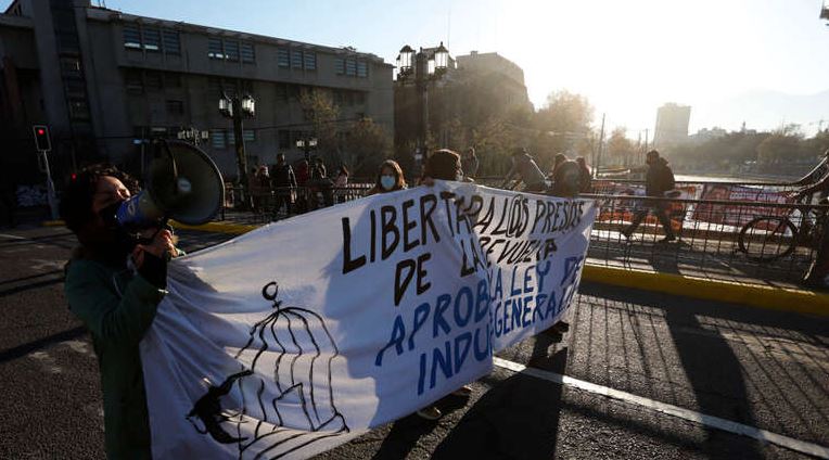 Liberan a familiares de presos de la revuelta que protestaron colgados del puente Pío Nono para exigir celeridad en tramitación de Ley de Indulto