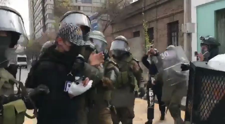 (Videos) Carabineros reprime y detiene a manifestantes que se oponen a realización de Parada Militar en pandemia