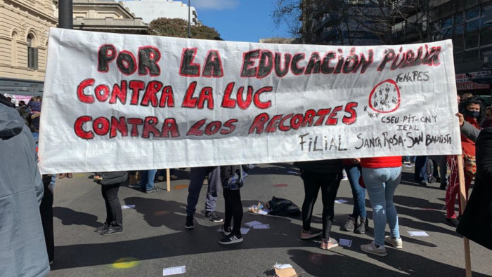 Estudiantes uruguayos se movilizaron contra reforma educativa: denunciaron recortes impulsados por gobierno de Lacalle Pou