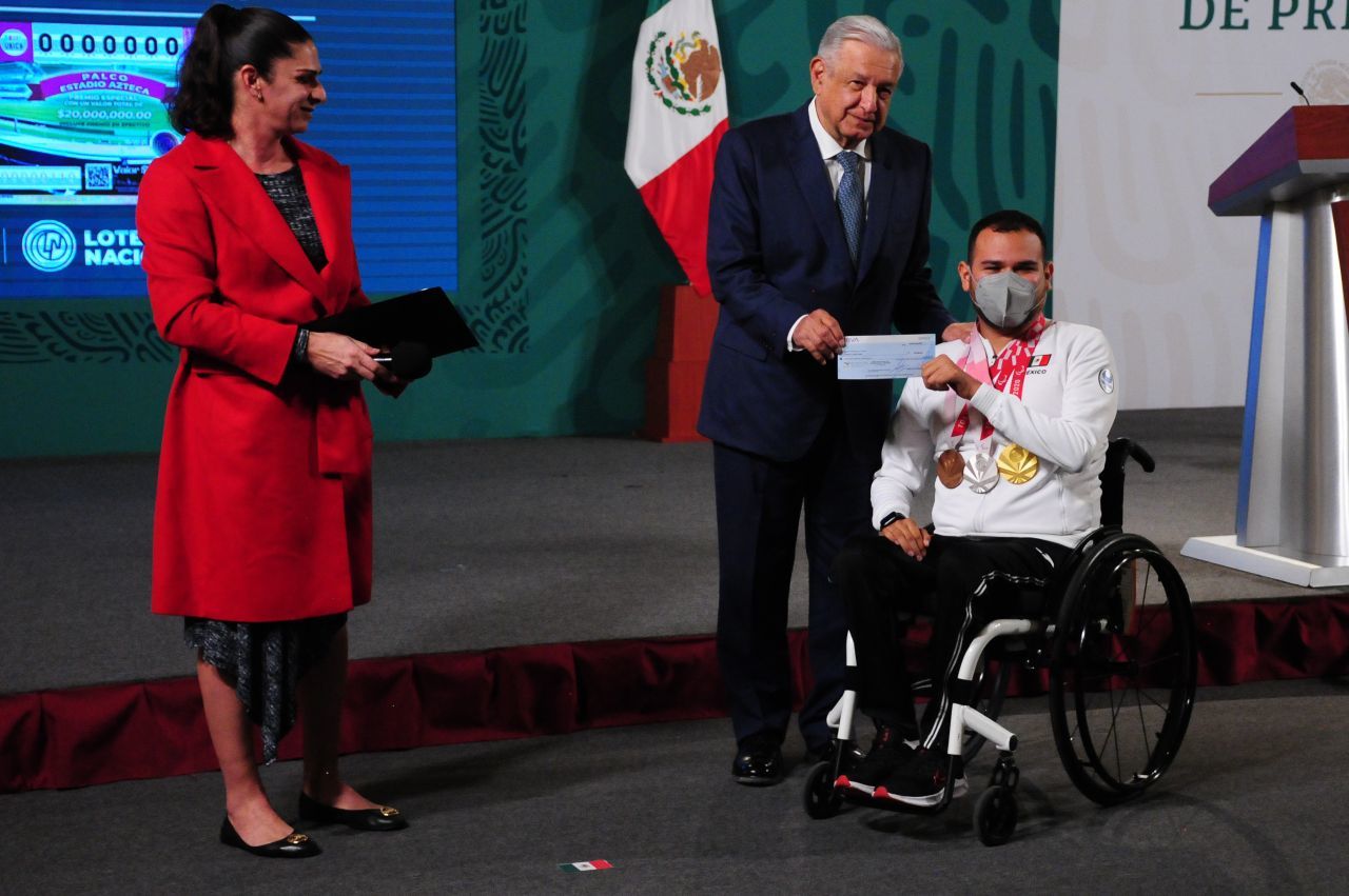 AMLO entrega incentivos a medallistas de Tokio 2020