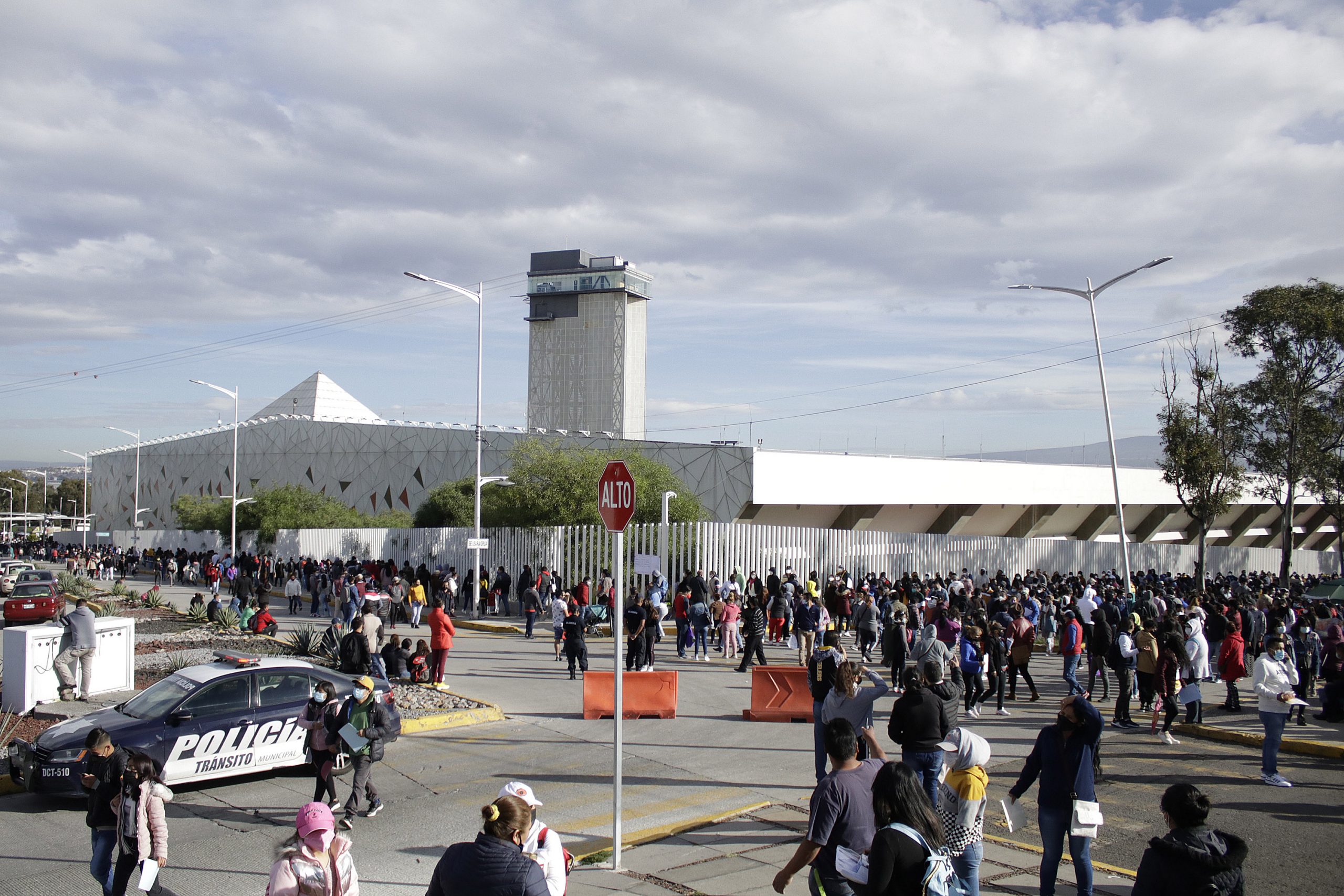 Centennials y millennials abarrotan sedes de vacunación antiCOVID en Puebla capital