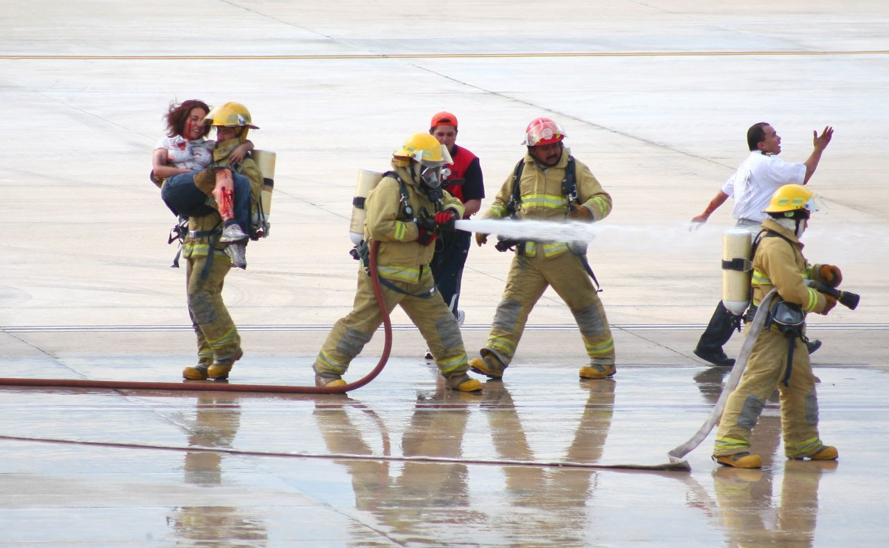 Realizan simulacro de incendio en Aeropuerto «Hermanos Serdán»