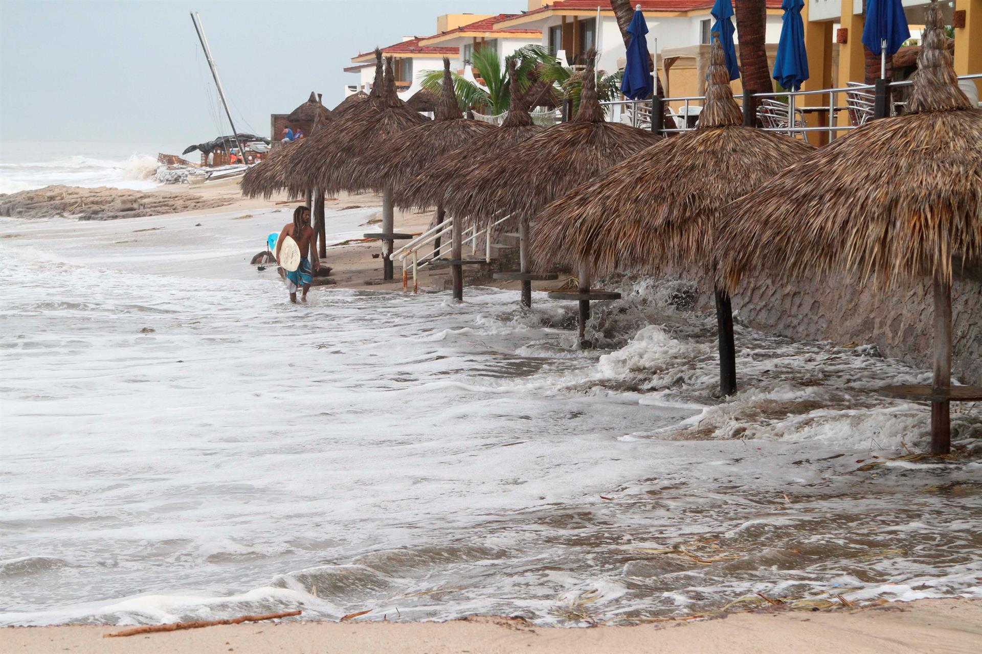 Pamela se degrada a tormenta al tocar costas de Sinaloa