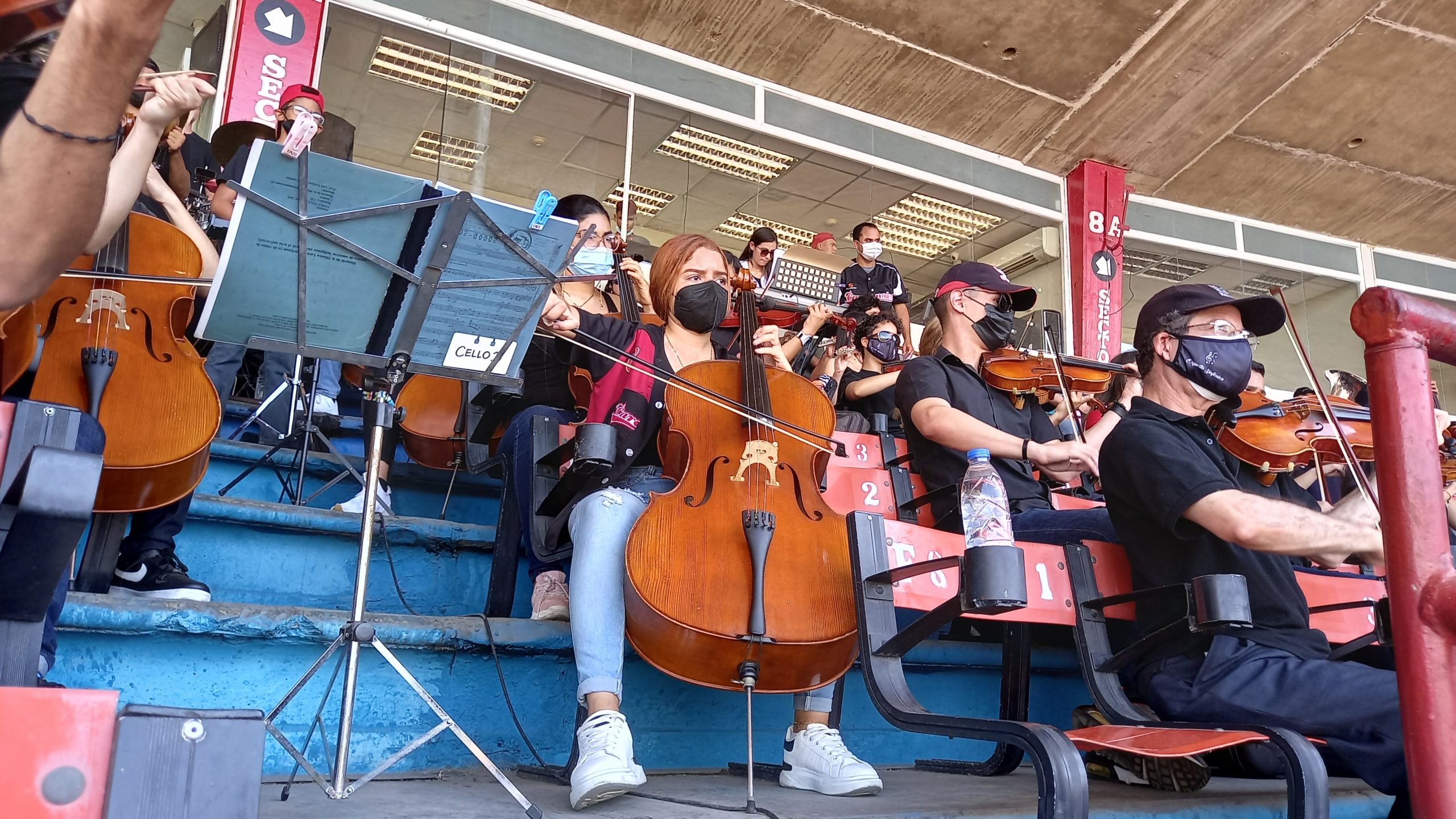 Béisbol Sinfónico: Violines, contrabajos y trombones animan los juegos en el estadio de Barquisimeto