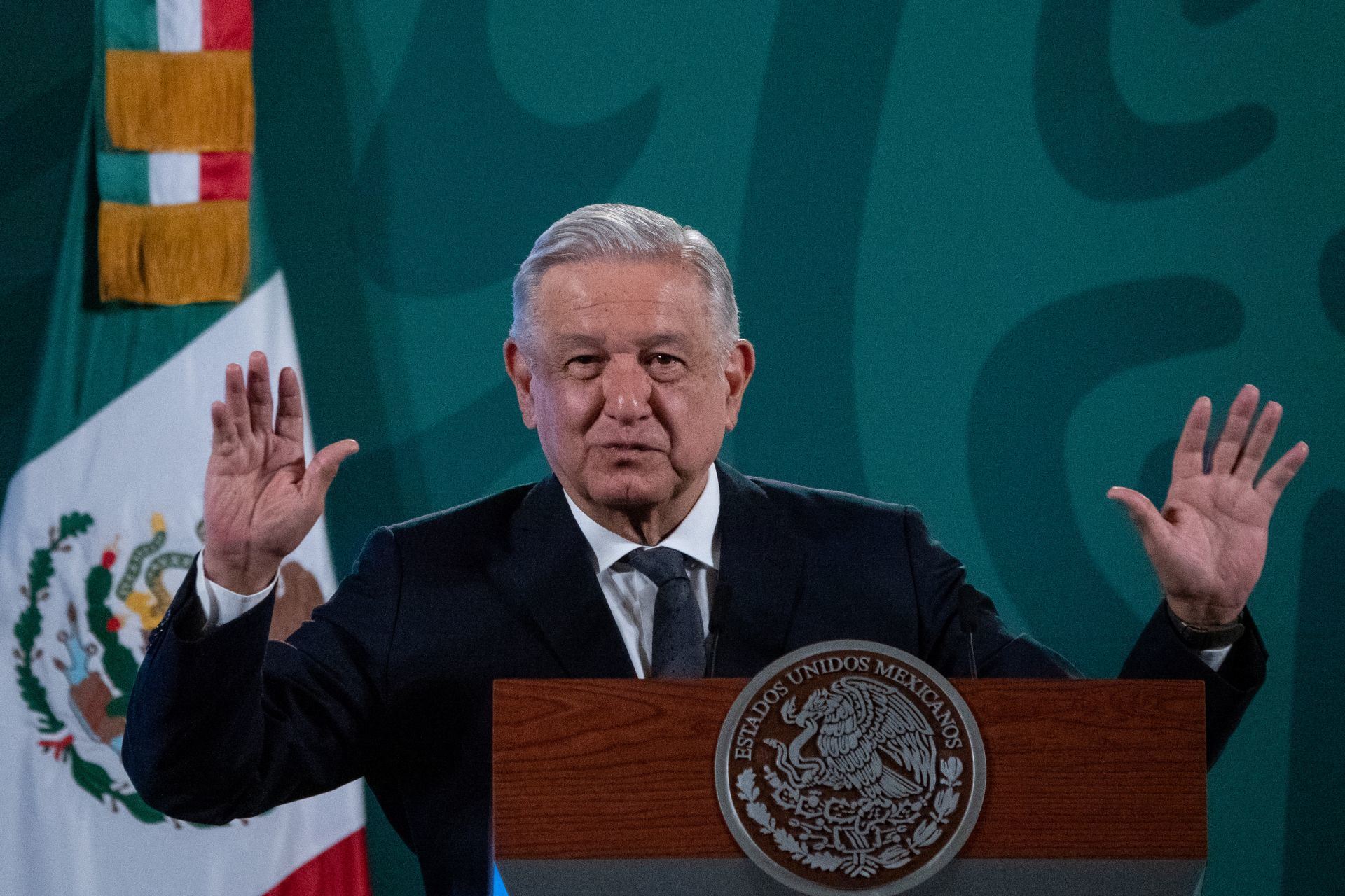 CIUDAD DE MÉXICO, 14OCTUBRE2021.- Andrés Manuel López Obrador, presidente de México, encabezó la conferencia matutina en Palacio Nacional donde respondió a cuestionamientos de los representantes de los medios de comunicación. Asimismo, el presidente cuestionó los “tuits” que los ex presidentes Felipe Calderón y Vicente Fox hicieron tras los enfrentamientos registrados en la refinería de Dos Bocas, en Tabasco, así como al periódico el Reforma por sus titulares. El mandatario afirmo que es “temporada de zopilotes” pero que seguirán trabajando. FOTO: GALO CAÑAS/CUARTOSCURO.COM