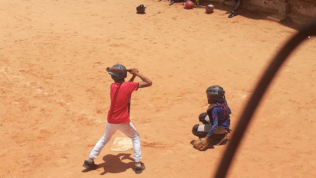 A Venezuelan boy who wants to be a professional baseball player creates a micro-business and goes viral on the social networks