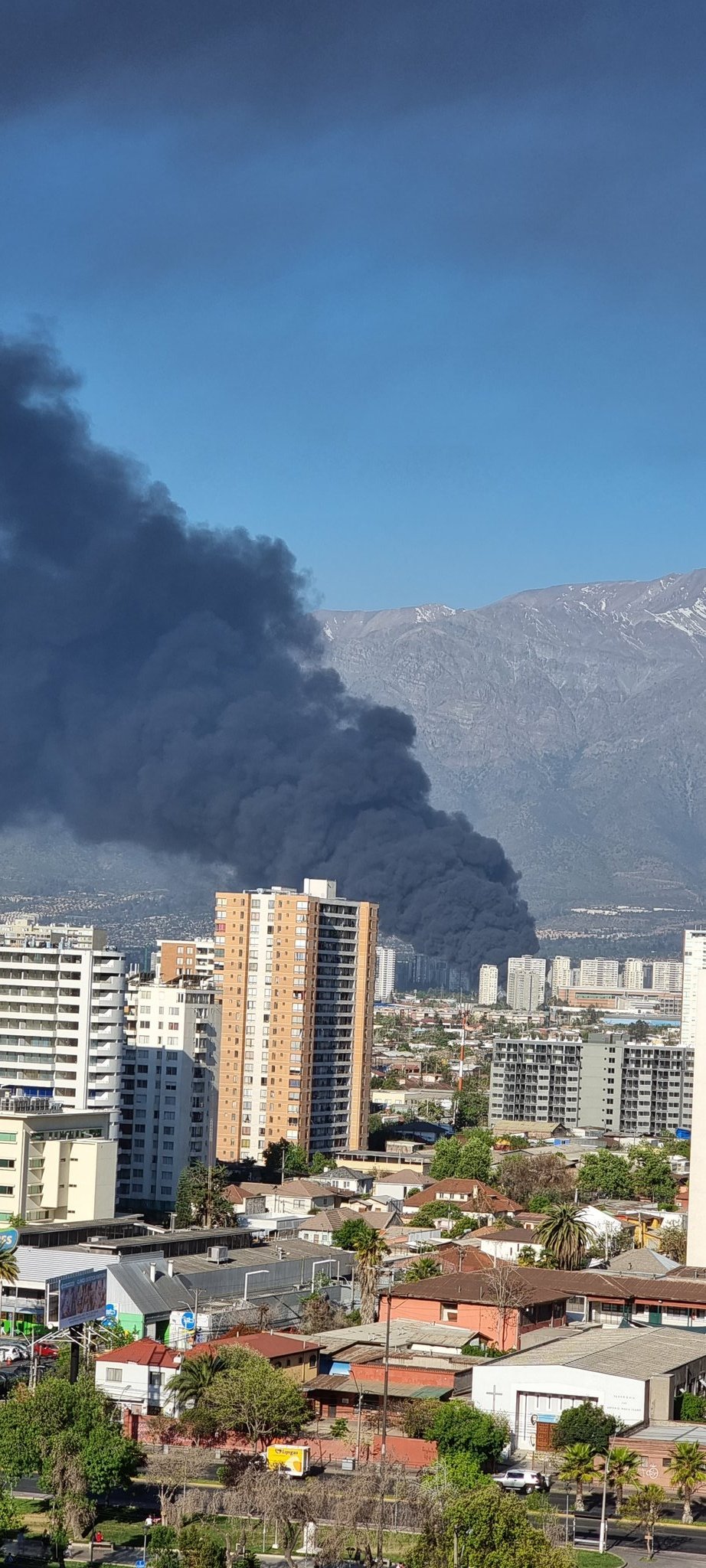 (Video) Voraz incendio en fábrica de Macul genera enorme nube tóxica: LLaman a los vecinos a evacuar viviendas aledañas