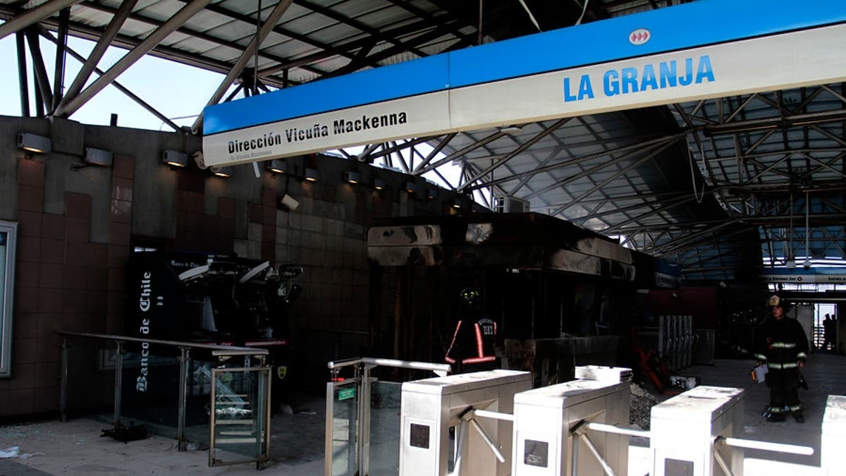 Santiago: Absuelven a acusados de incendiar la estación de Metro La Granja