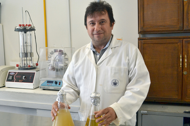 Investigadores BUAP logran eliminar más del 90 % de colorantes textiles en aguas residuales