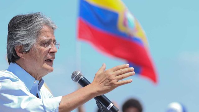 Lasso suspende incremento mensual en el precio de los combustibles en Ecuador