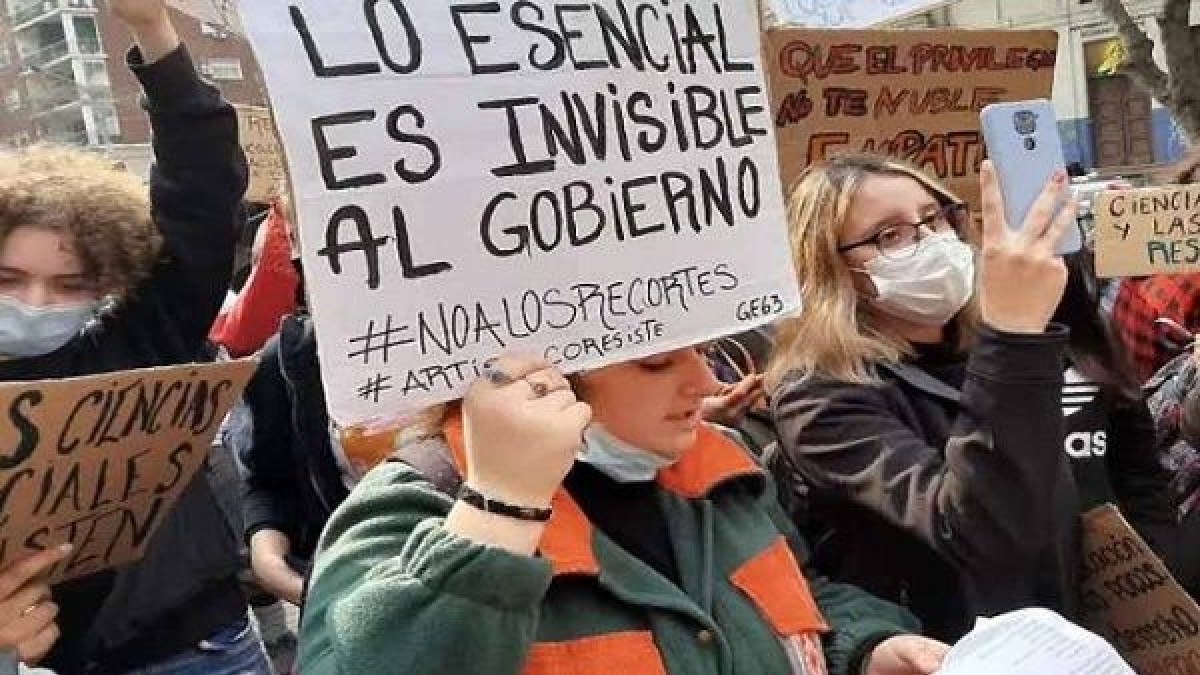 Uruguay: Ciudadanos protestan para exigir presupuesto en viviendas