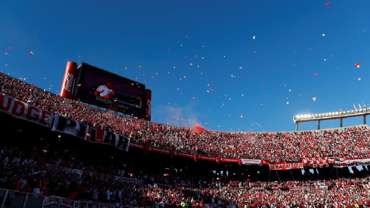 Gobierno de Argentina exige a los clubes de fútbol cumplir con el aforo en los estadios tras el incidente en el Monumental