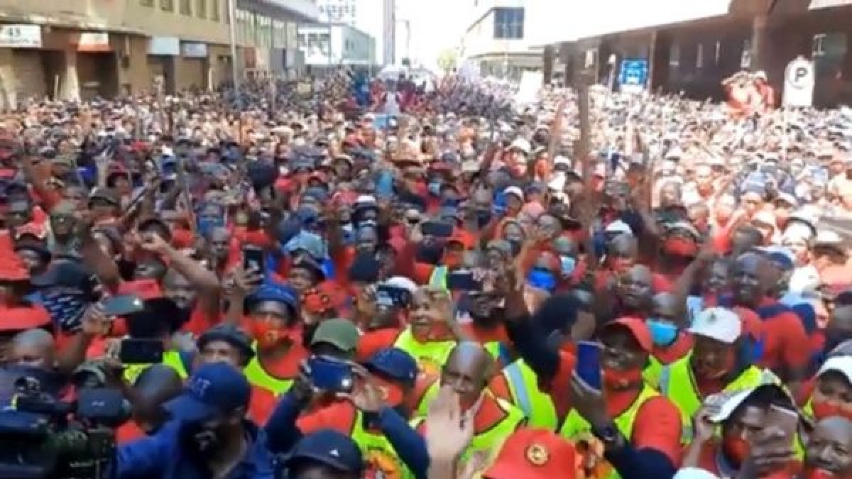 Miles de trabajadores en Sudáfrica comienzan huelga indefinida para exigir salarios dignos