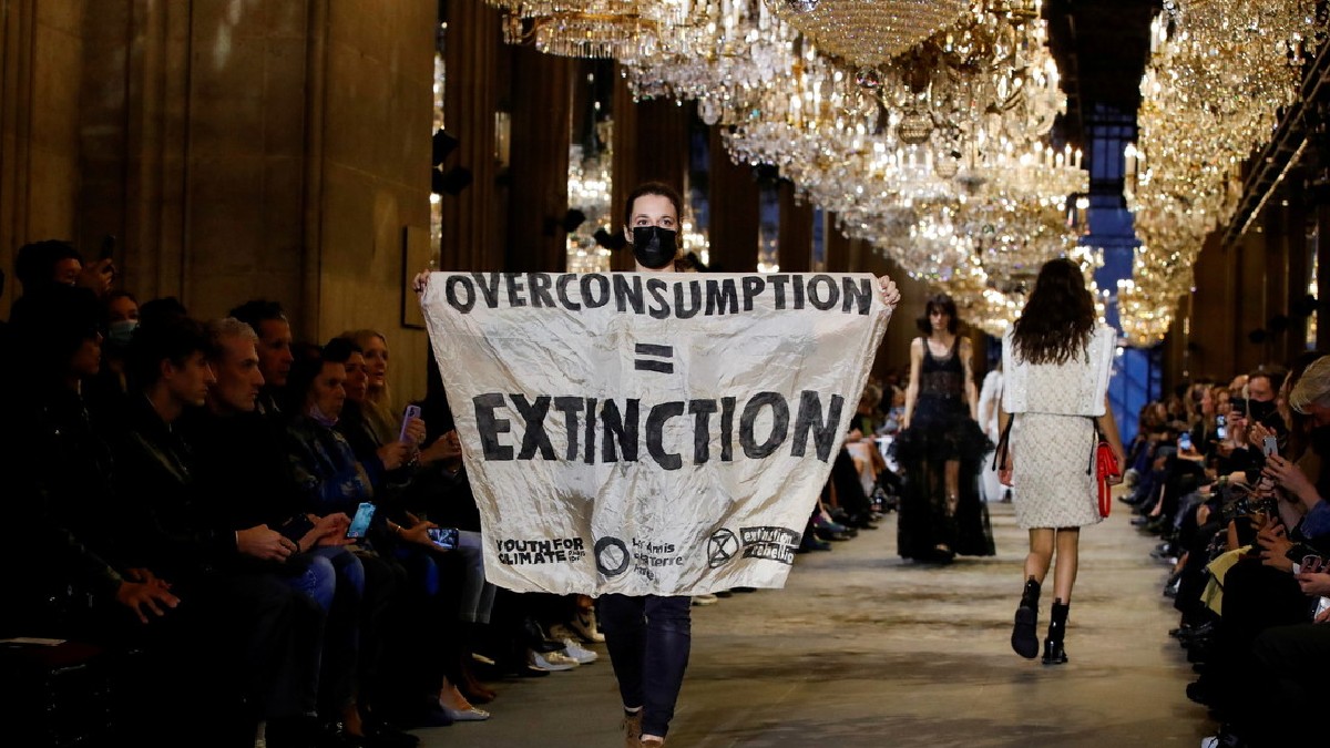 (Video) Activista irrumpe en desfile Louis Vuitton para condenar los efectos del consumismo en el medioambiente
