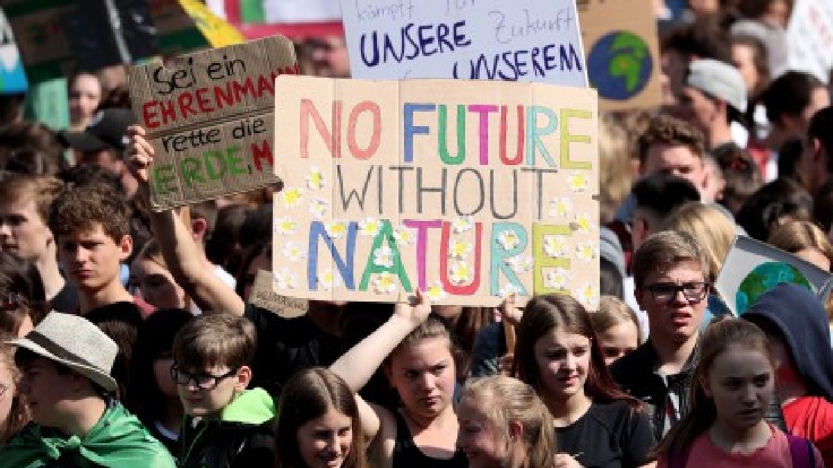 Miles de personas manifiestan en Bruselas por la falta de acción gubernamental contra el Calentamiento Global