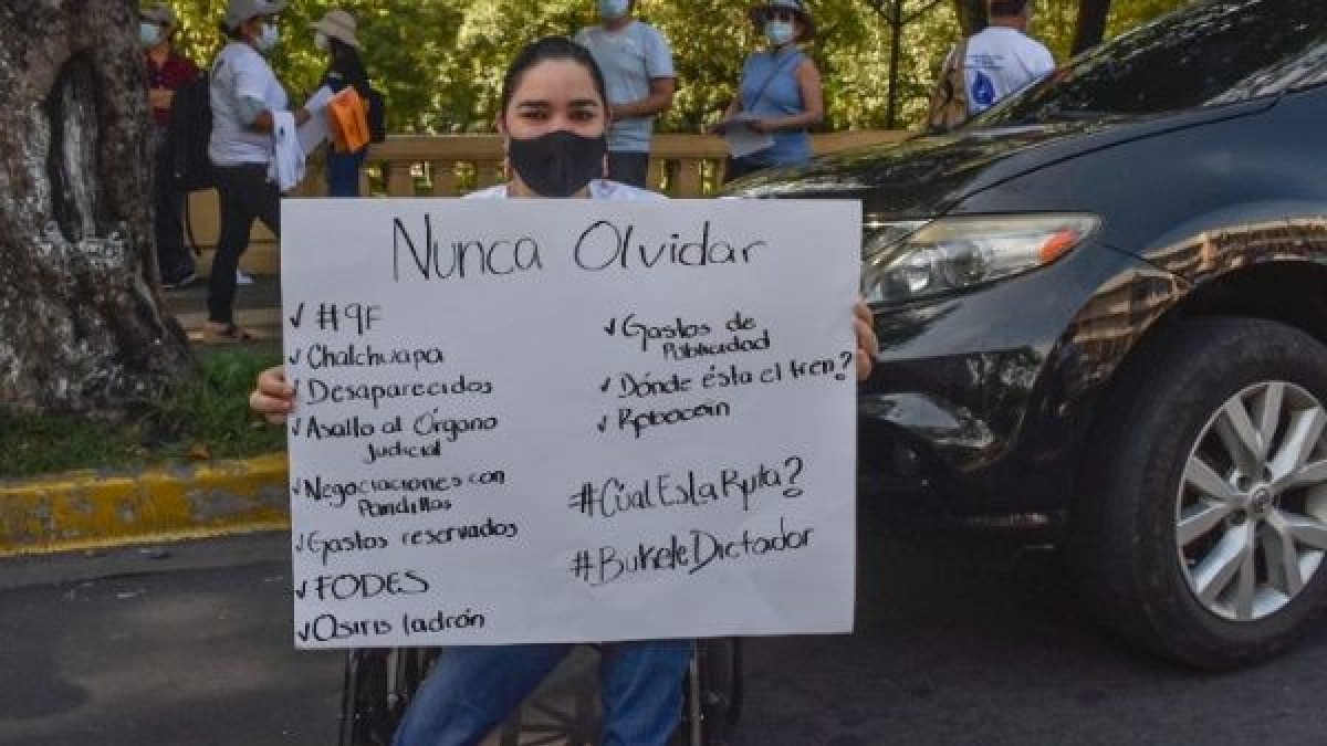 Protestan en el Salvador contra el autoritarismo de Nayib Bukele