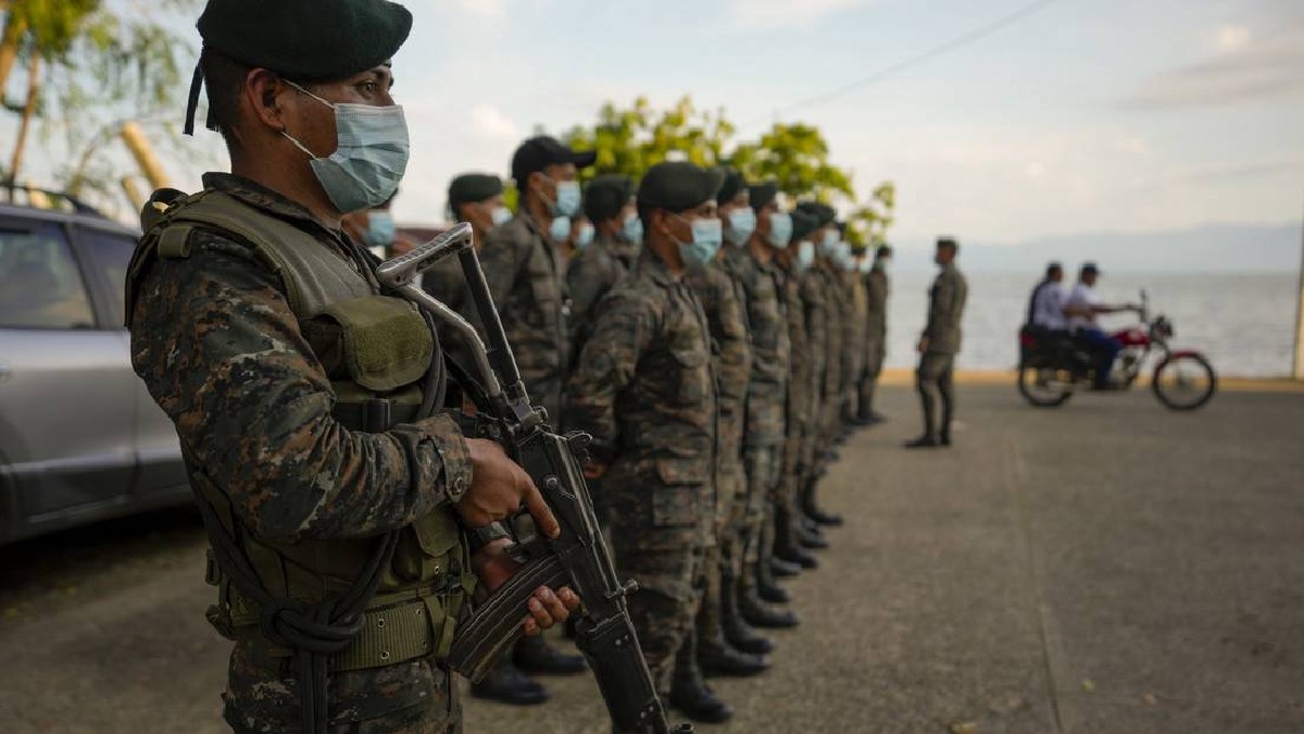 Presidente de Guatemala decreta estado de sitio tras fuertes enfrentamientos entre policías e indígenas