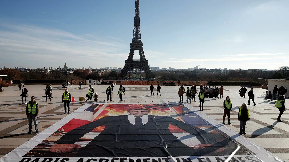 (Fotos) Activistas protestan en plena conferencia climática en París