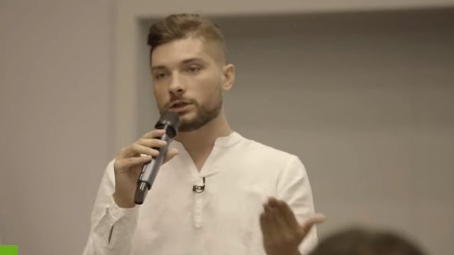 Médico Oleg Abakúmov: «El que no se ha vacunado es como si jugara a la ruleta rusa. Gira el tambor con una sola bala y no sabe si se va a disparar o no»