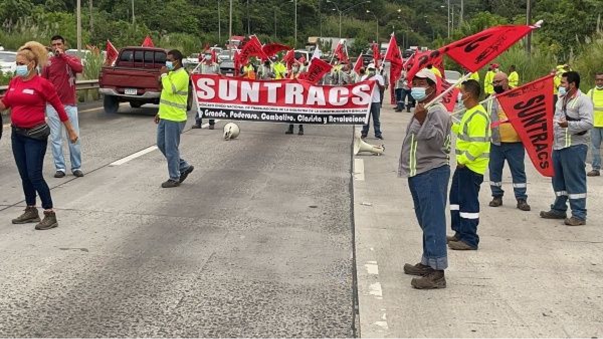 (Videos) Continúan las protestas en Panamá por aumento del combustible