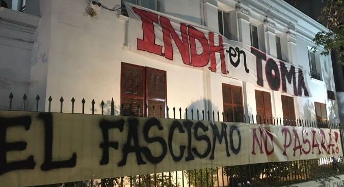 Toma del INDH sufrió ataque incendiario y apuntan a grupos fascistas como responsables