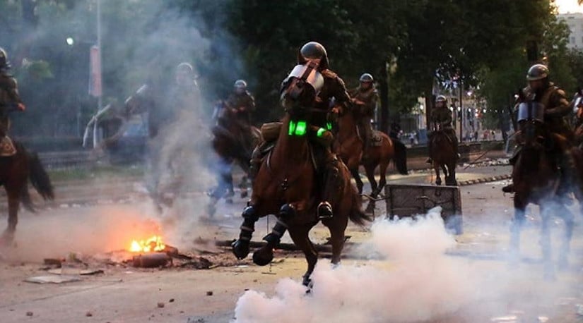 Veterinarios critican a Carabineros por uso de caballos en «control» de las protestas y piden transparentar protocolo