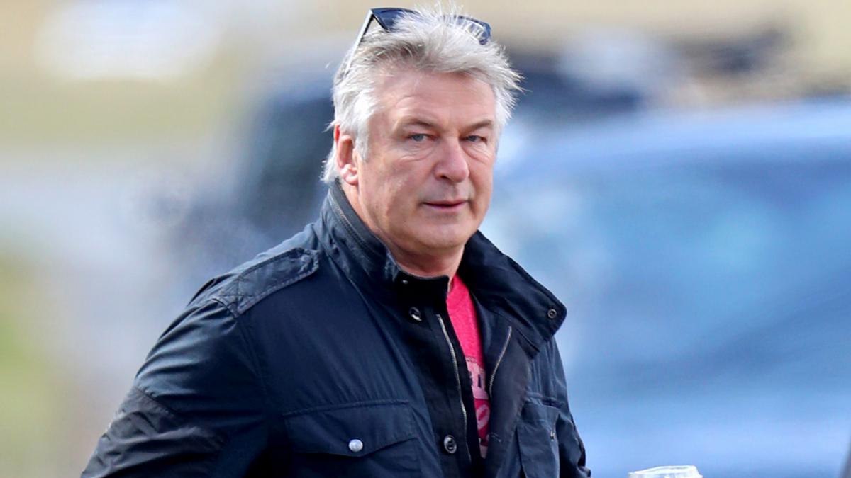 Se siente devastado el actor Alec Baldwin tras  matar accidentalmente a una persona en pleno rodaje