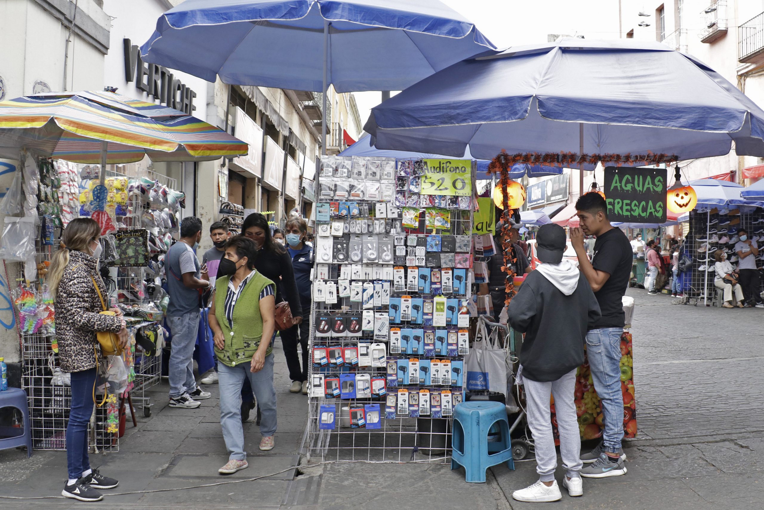 Comercio formal, informal y peatones colman calles del Centro
