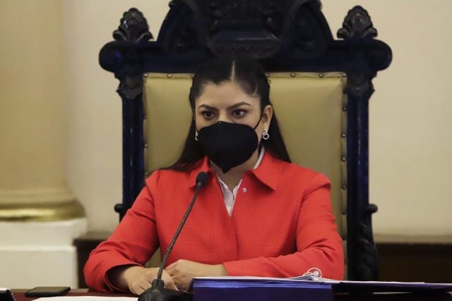 Entre protestas, avala gestión de Claudia Rivera dar 99 bases a burócratas