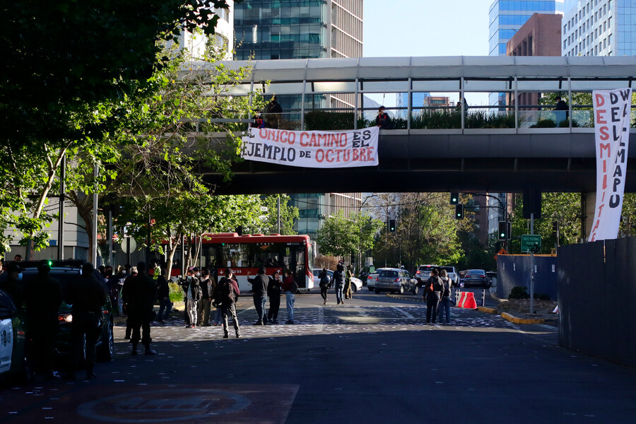 Detienen a estudiantes de la ACES durante protesta en el Costanera Center a dos años del estallido social