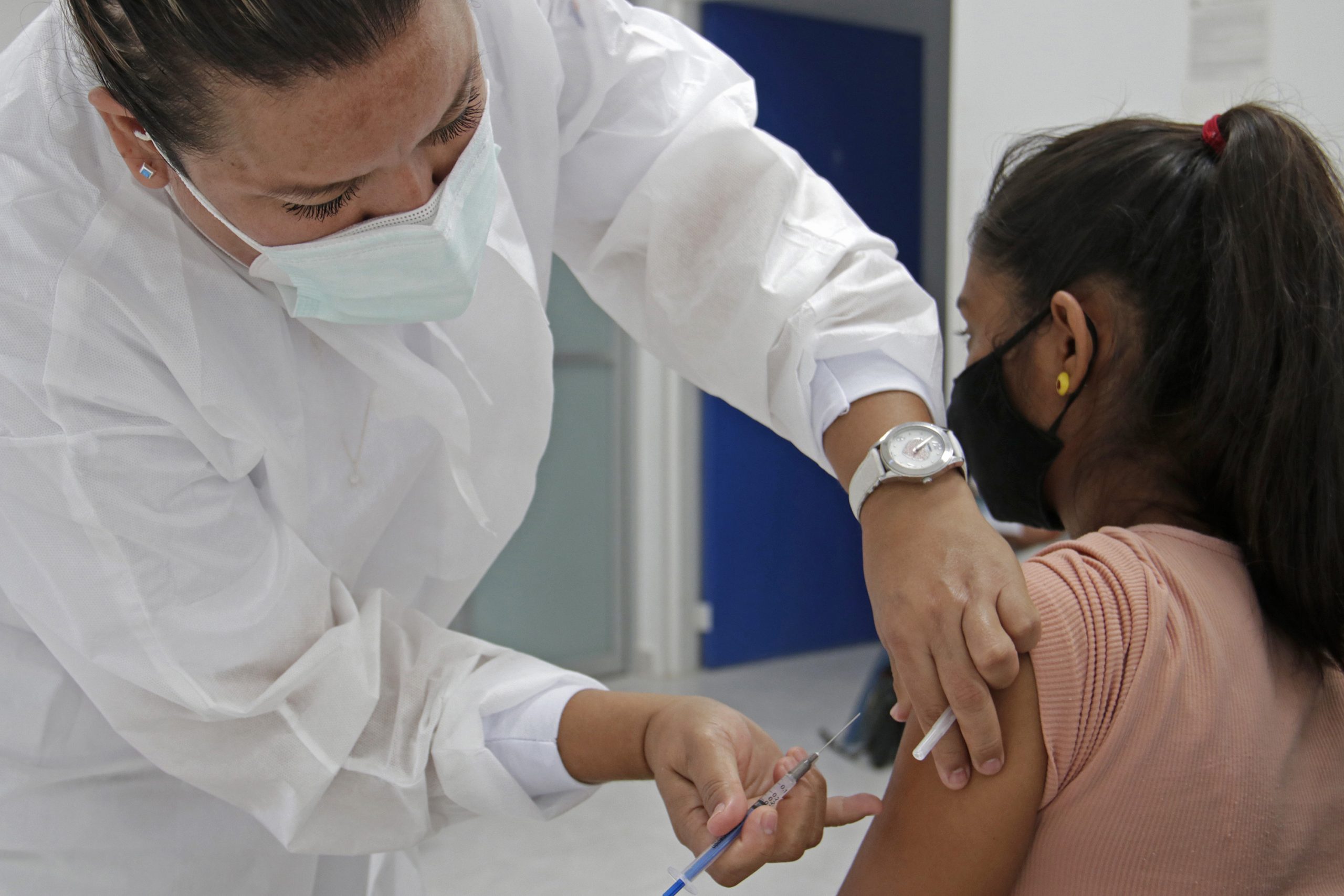 PETLALCINGO, Pue. 21 Septiembre 2021.- Proceso de vacunación anti Covid-19 en Petlalcingo, uno de los 102 municipios del Estado donde se aplicarán 312 mil segundas dosis. //Ivania Medina/Agencia Enfoque//
