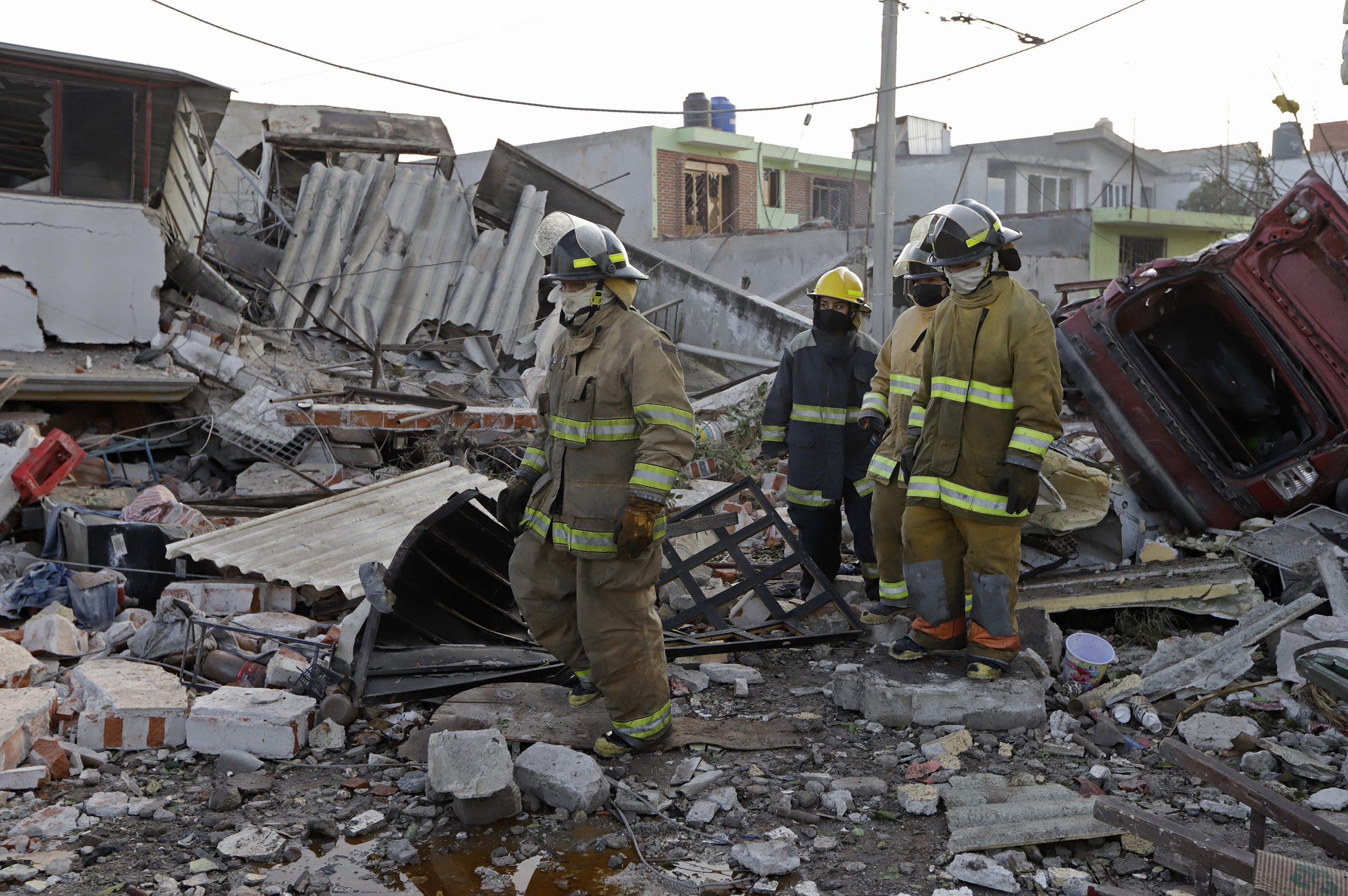 Huyen huachigaseros tras la explosión de un ducto en San Pablo Xochimehuacán